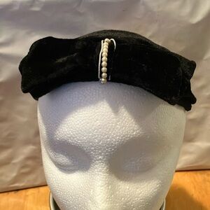 Vintage black velvet hat with front bow n beads n bows on back   Great condition